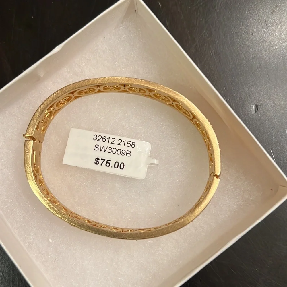 NWT Gold tone clasp bracelet with Swarovski crystals. - Picture 8 of 9